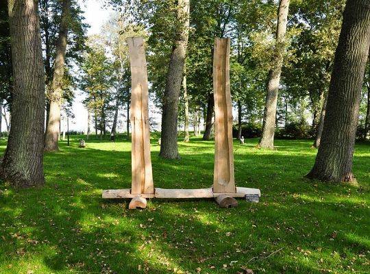 "Od natury do struktury" z cyklu "rzeźba parkowa" - Anna Szalast.